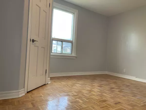 Toronto E03, ON M4K 3T2,815 Pape AVE #Upper