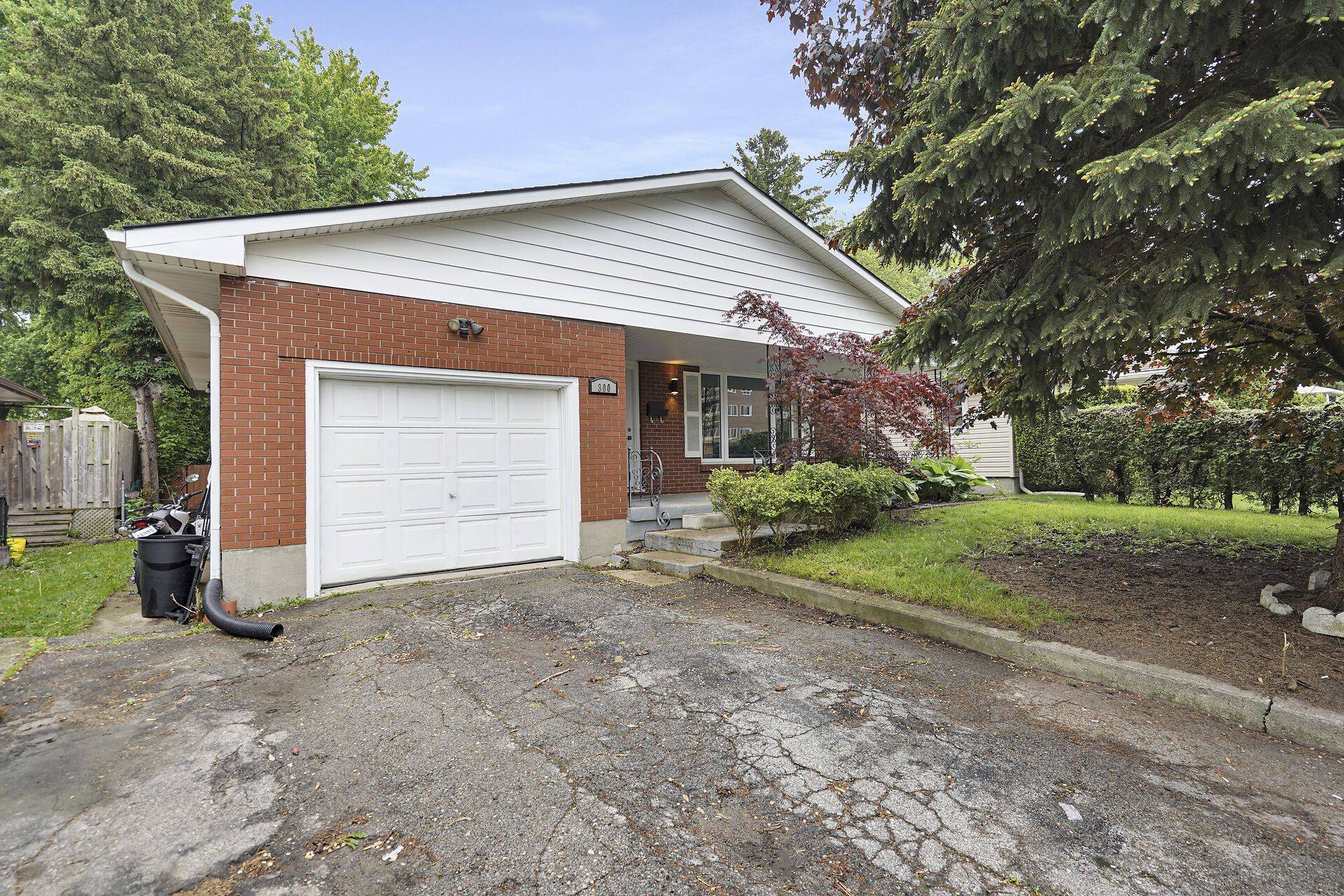 300 Briarhill AVE, London East, ON N5Y 1N8