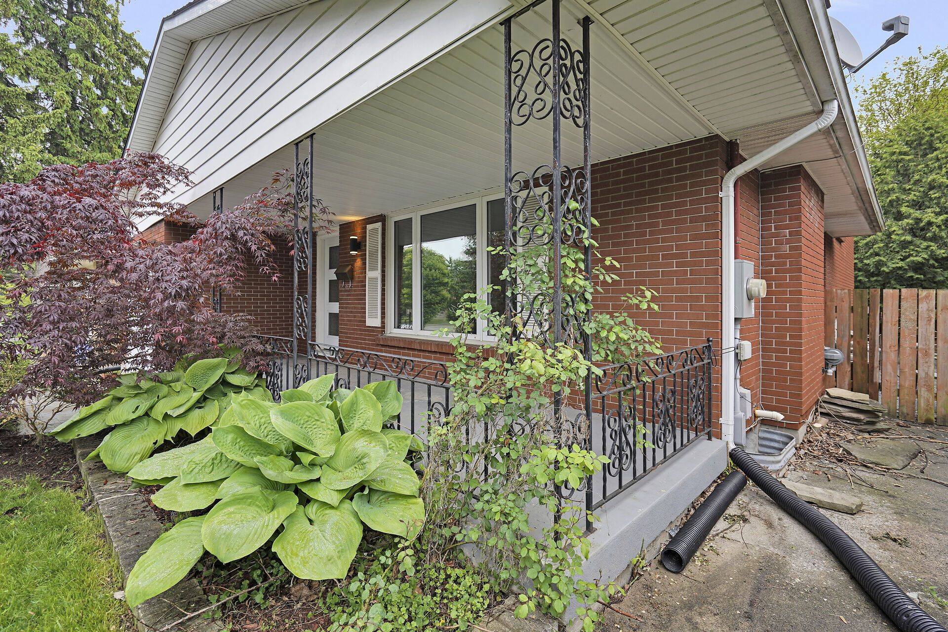 London East, ON N5Y 1N8,300 Briarhill AVE
