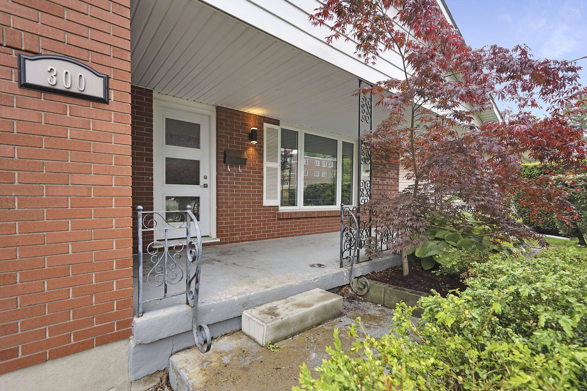 London East, ON N5Y 1N8,300 Briarhill AVE