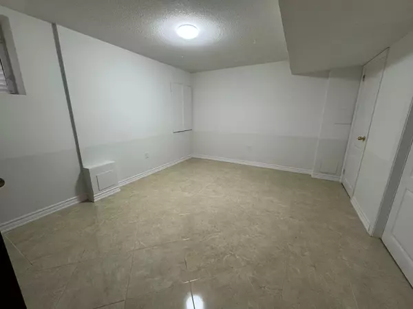 Mississauga, ON L5V 2W5,1427 Duval DR