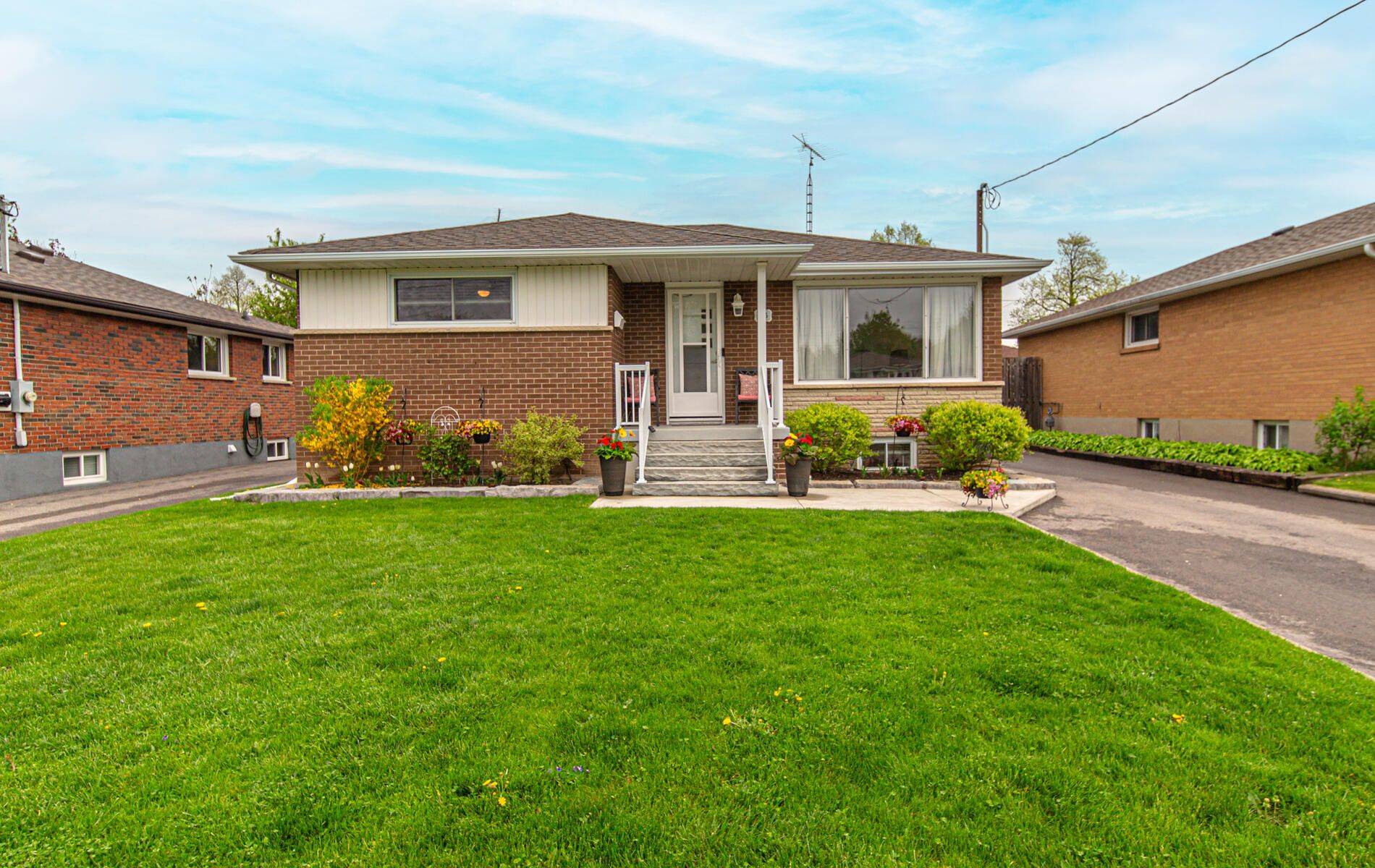 Oshawa, ON L1H 6P6,265 Poplar ST