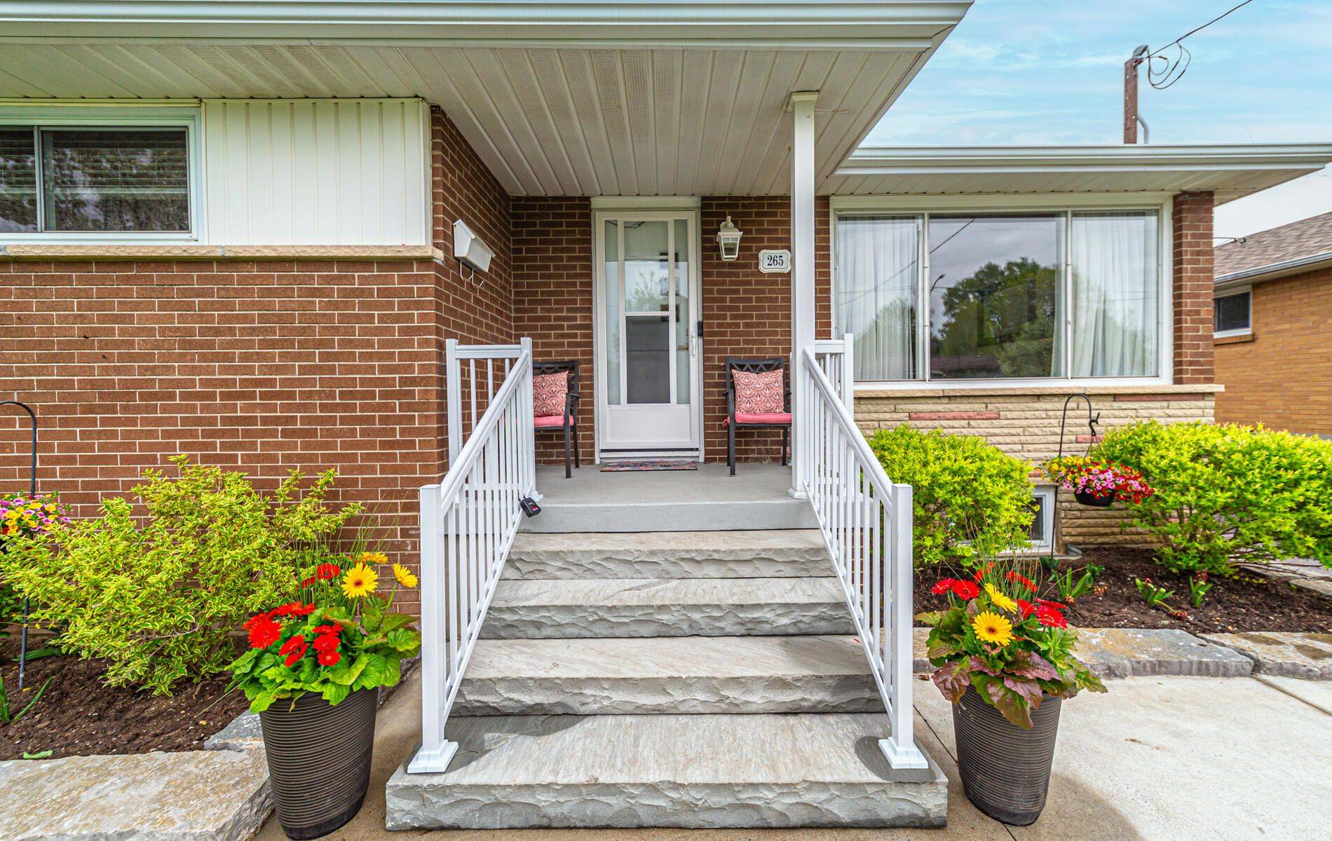 Oshawa, ON L1H 6P6,265 Poplar ST