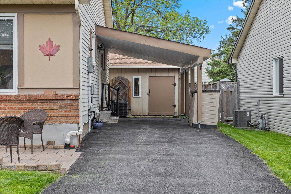 Orleans - Cumberland And Area, ON K1E 2A4,285 Mockingbird DR