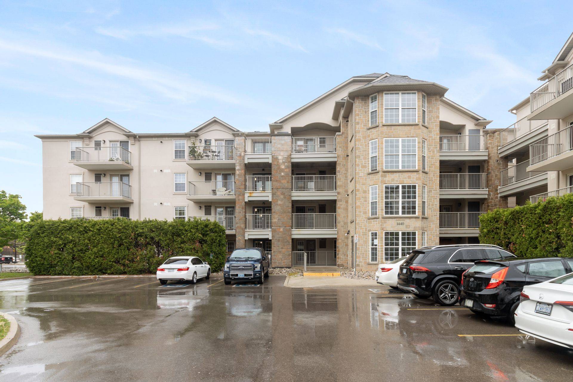 Oakville, ON L6M 4M9,1440 Bishops Gate #404