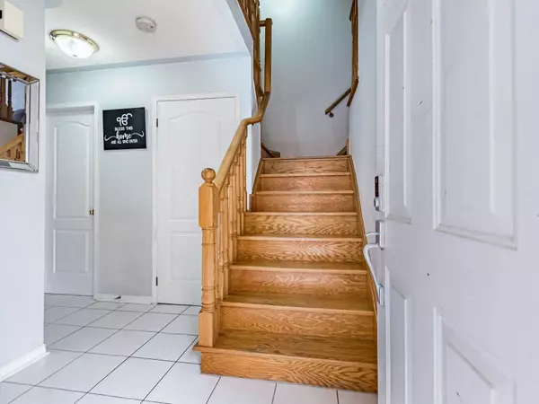 Brampton, ON L7A 1J3,32 Creekwood DR