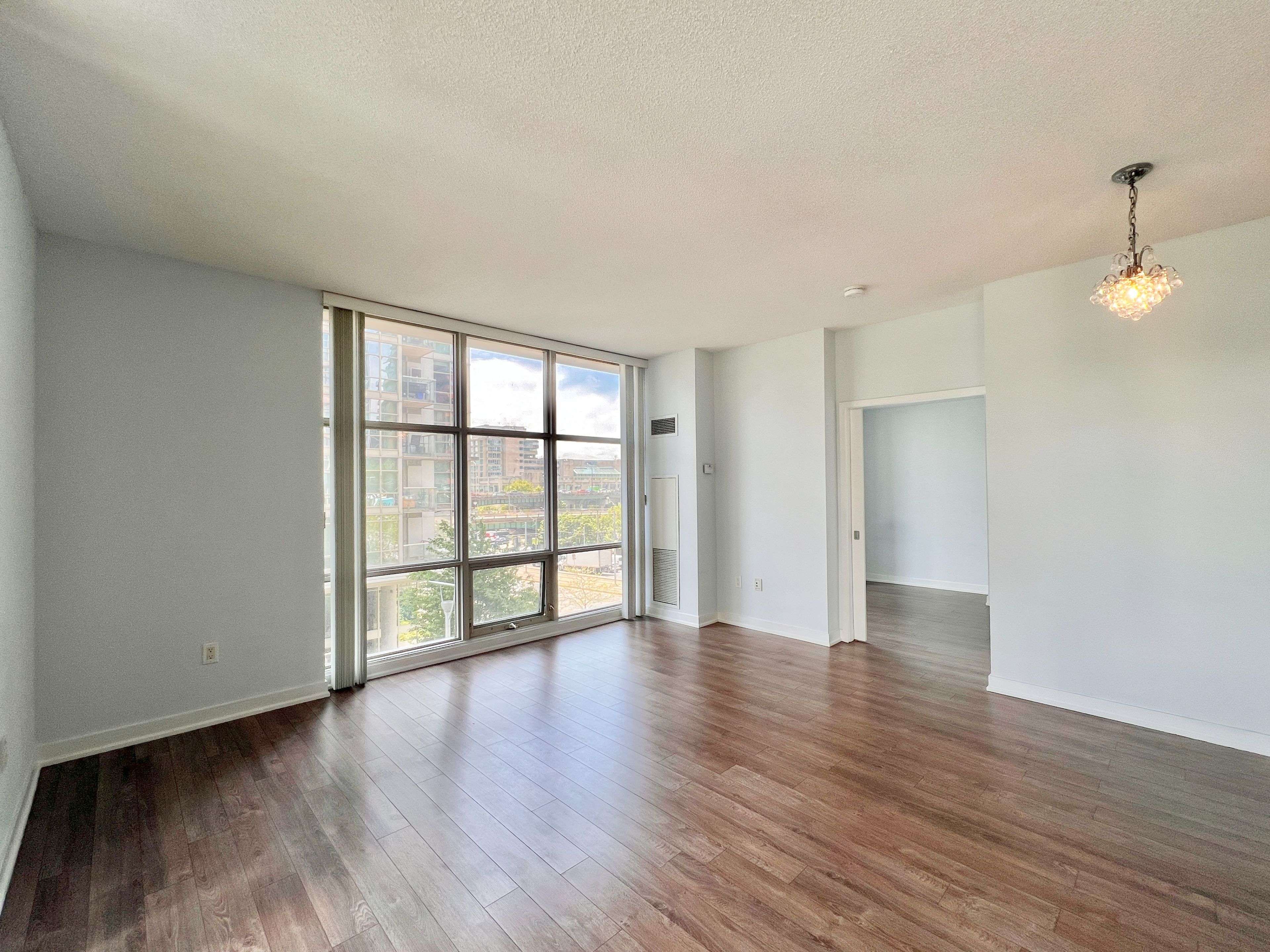 Toronto C01, ON M5V 3V5,9 Spadina AVE #203