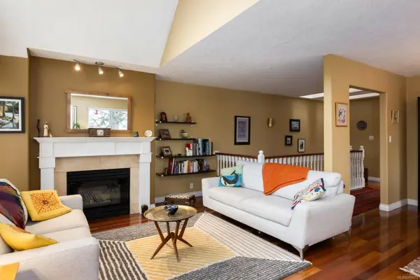 Esquimalt, BC V9A 5K6,1028 Wychbury Ave