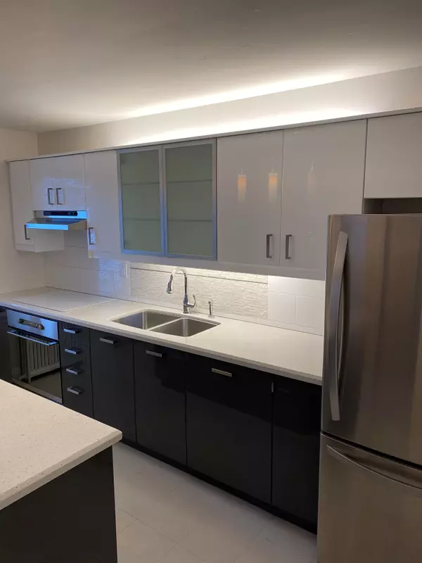 10 Arcadian CIR #2, Toronto W06, ON M8W 2Y9