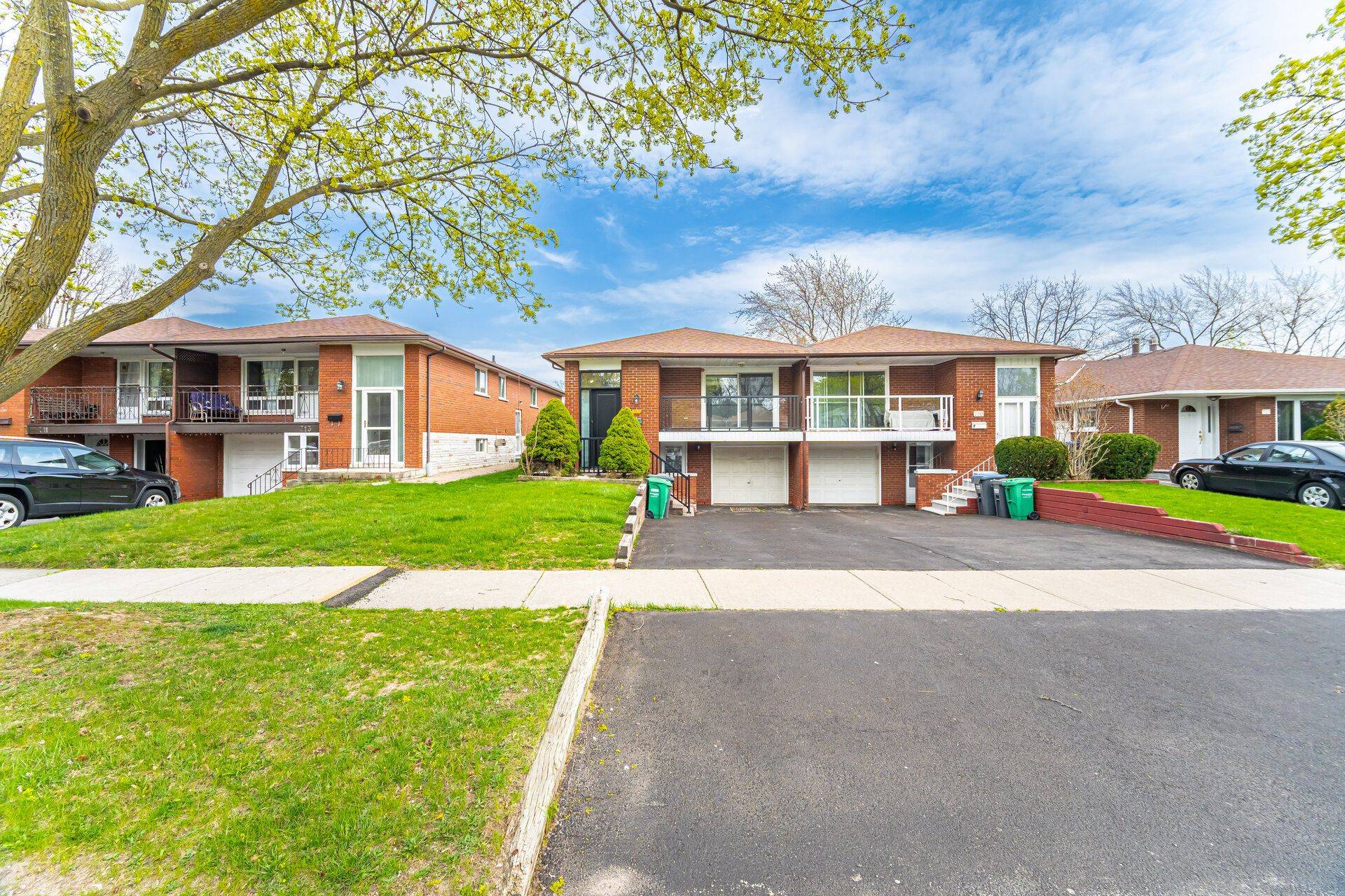 Mississauga, ON L5A 2V3,717 Green Meadow CRES E