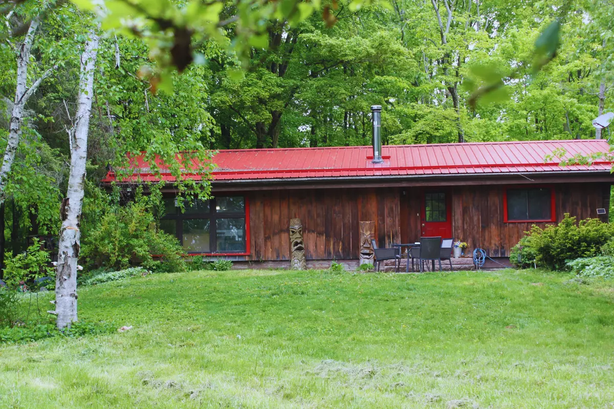 Cavan Monaghan, ON L0A 1G0,332 T-Way DR