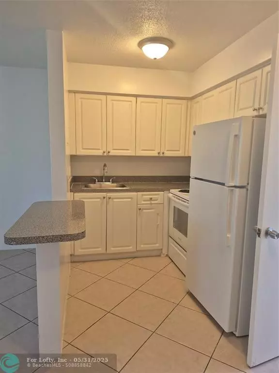 Pompano Beach, FL 33064,1960 NE 48 St #8