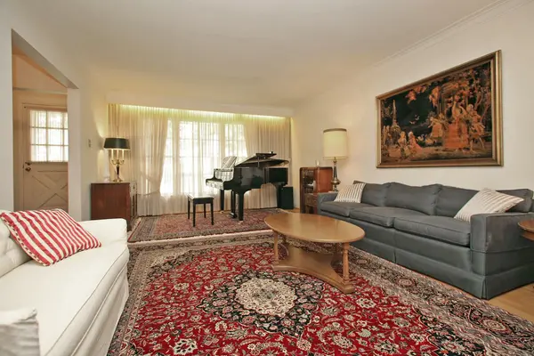 113 Lord Seaton RD, Toronto C12, ON M2P 1K8