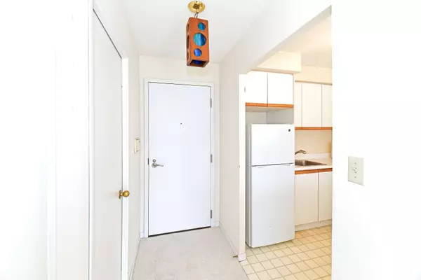 Toronto W06, ON M8V 3X1,2261 Lakeshore BLVD W #528