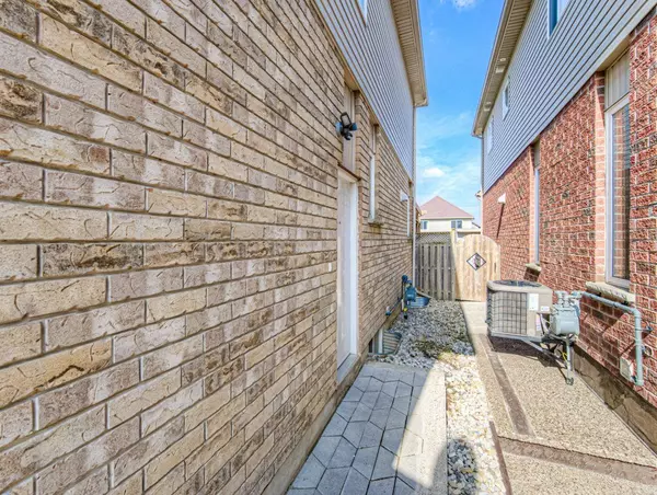 Kitchener, ON N2A 0C5,950 Pebblecreek CT