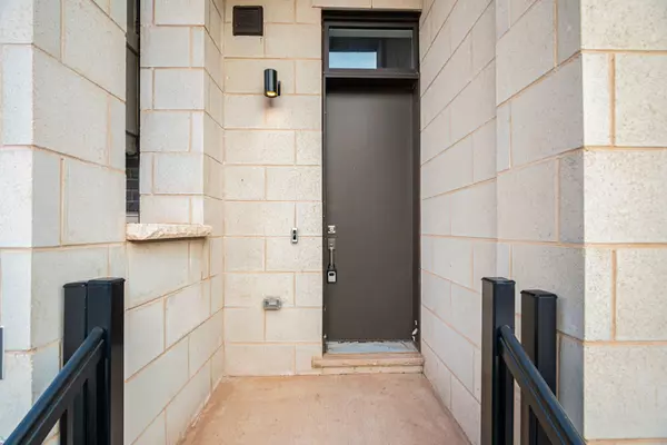Oakville, ON L6M 5R2,1320 Kobzar DR
