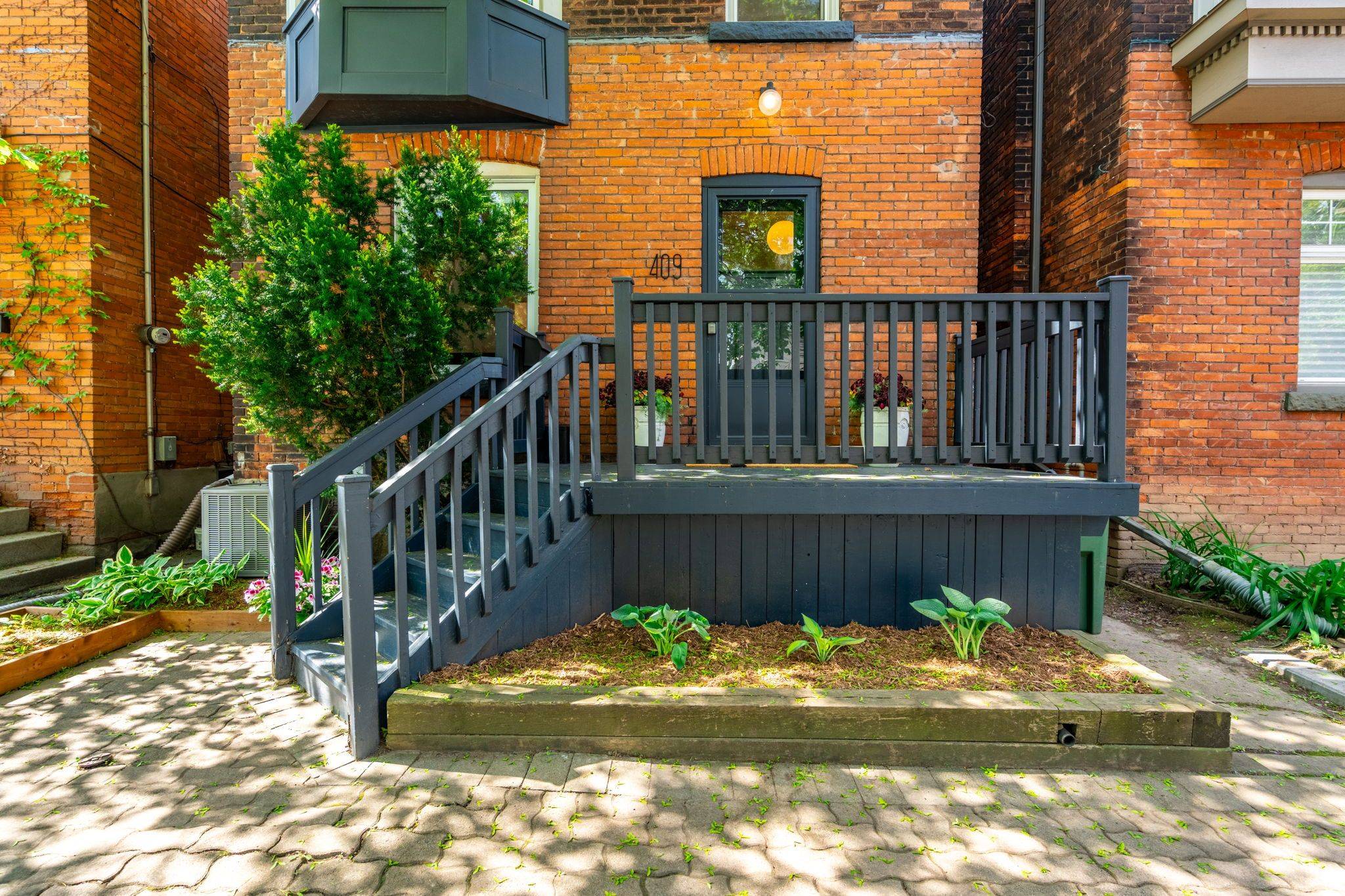 Hamilton, ON L8P 2J4,409 Herkimer ST