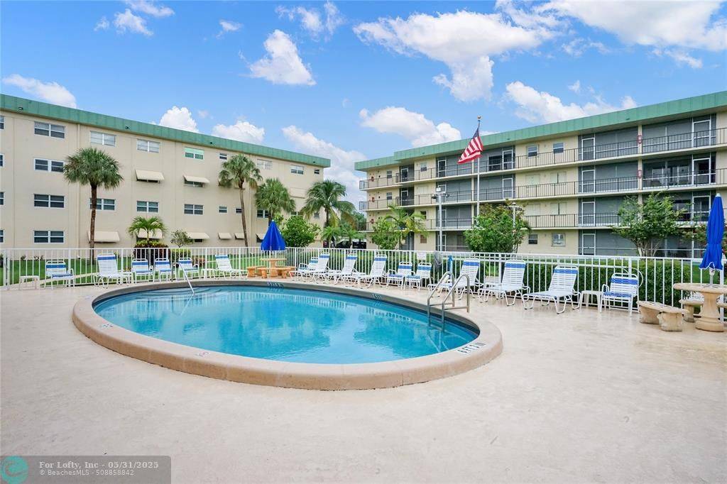 Deerfield Beach, FL 33441,810 SE 7th St  #303