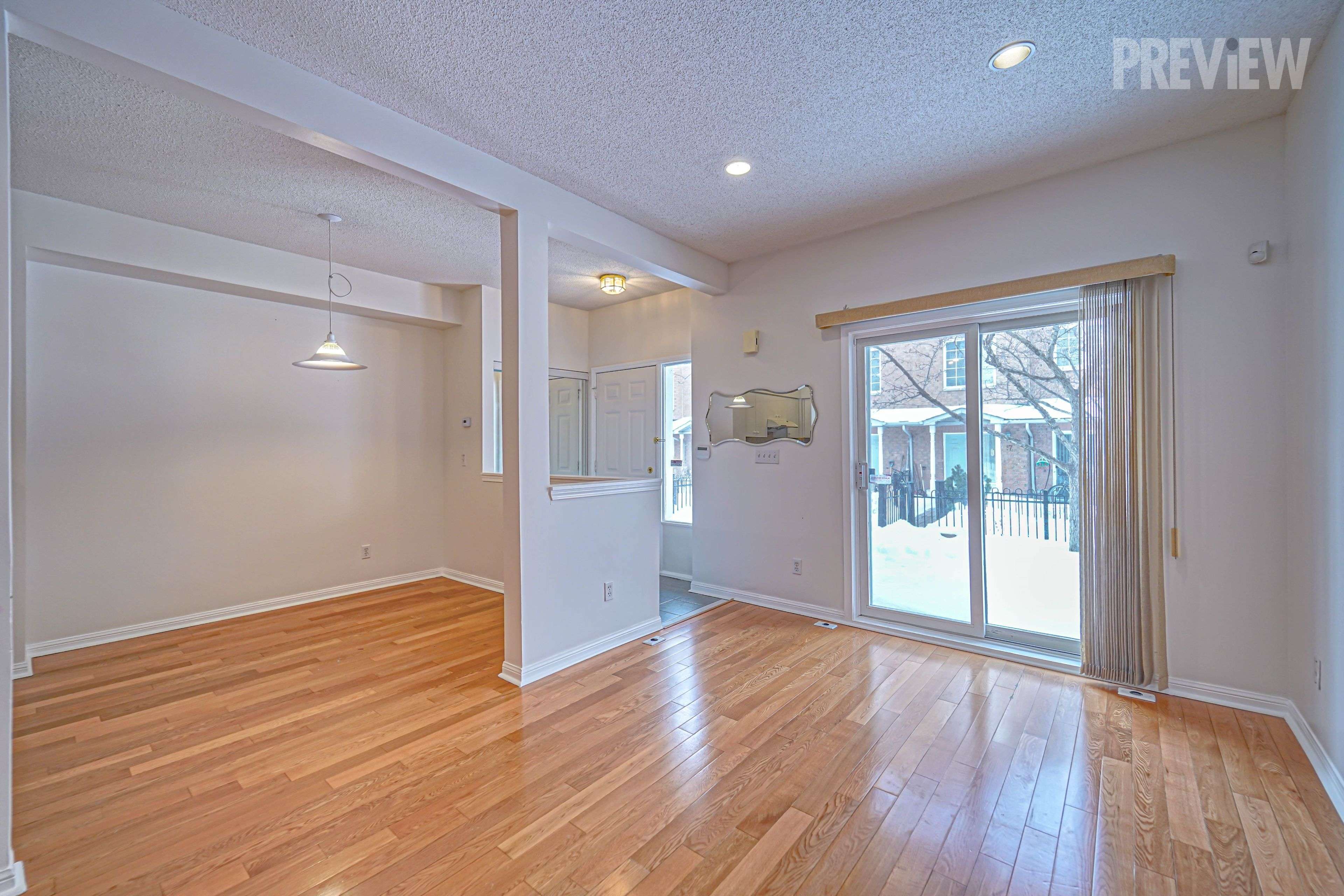 Markham, ON L3R 4E8,18 St Moritz WAY #2