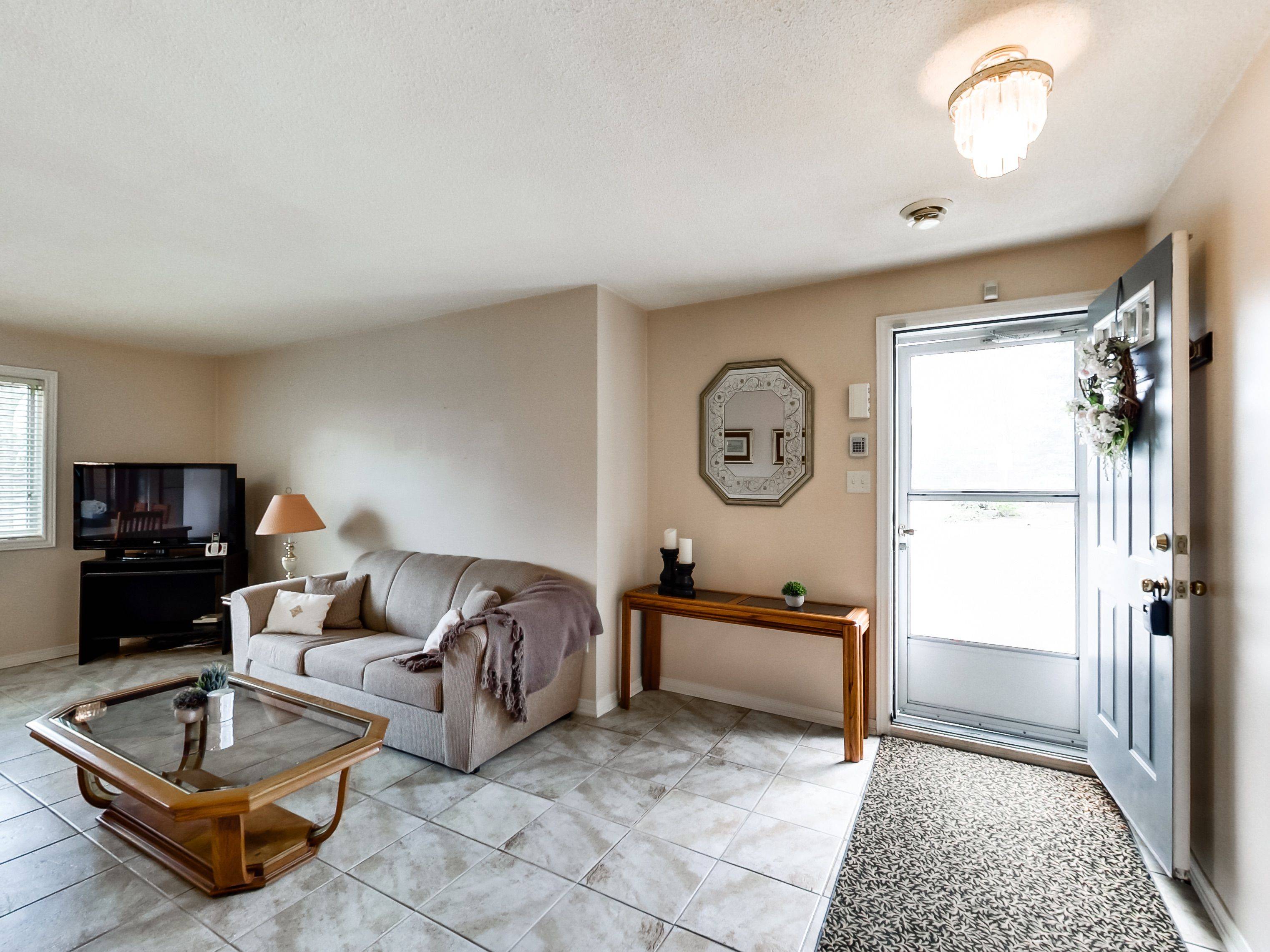 Hamilton, ON L8W 1B2,897 Stone Church RD E #4
