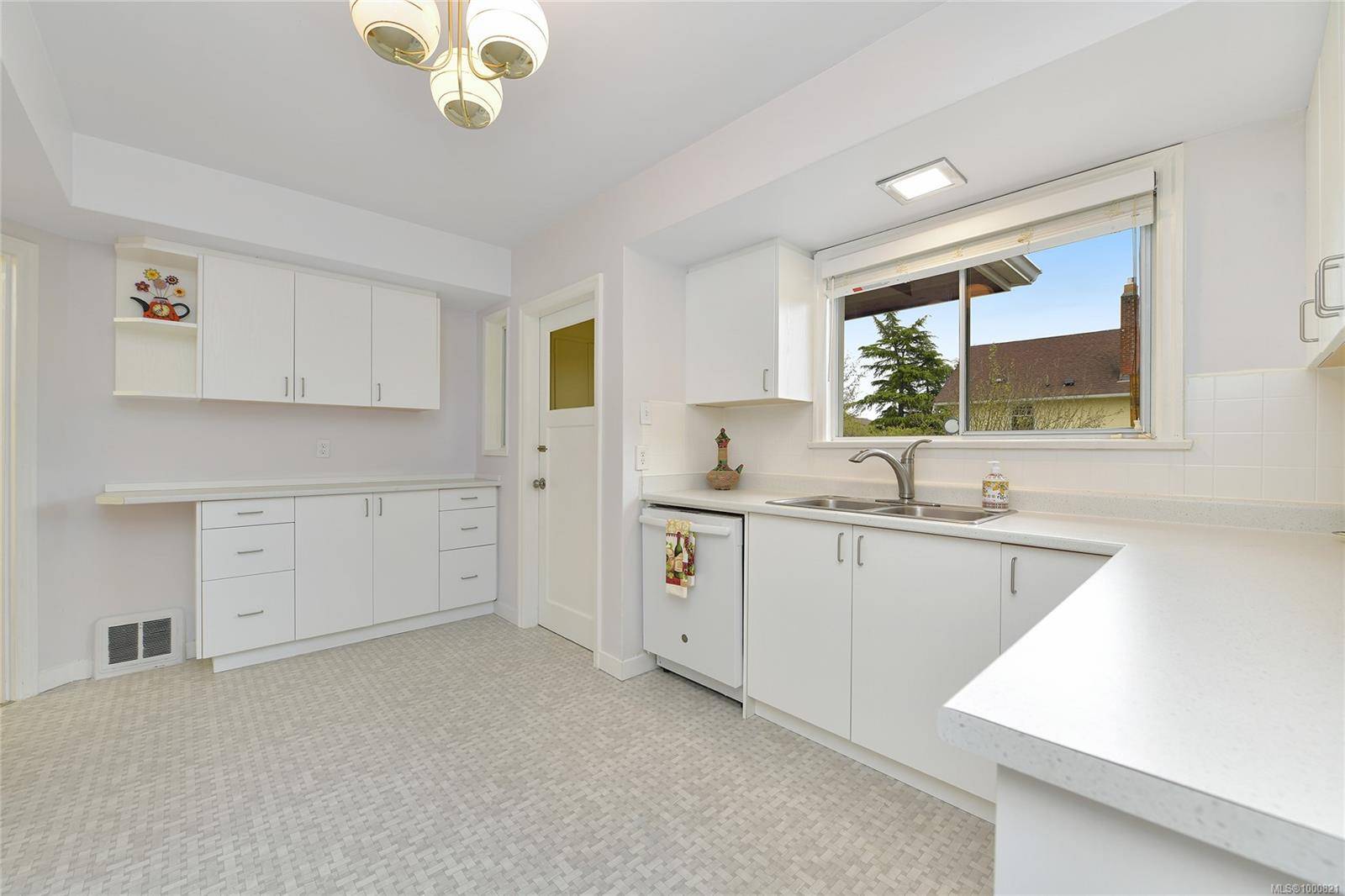 Oak Bay, BC V8R 5C1,2771 Foul Bay Rd