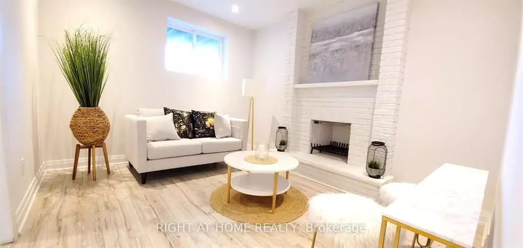 Mississauga, ON L5C 3M7,4137 Perivale RD #Main & Lower