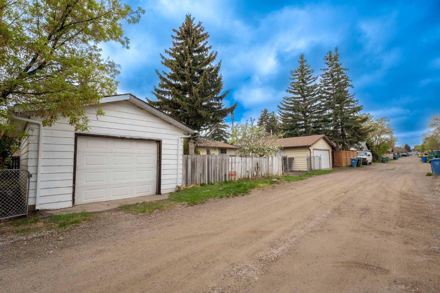 Calgary, AB T1Y 3R4,5516 Temple DR NE