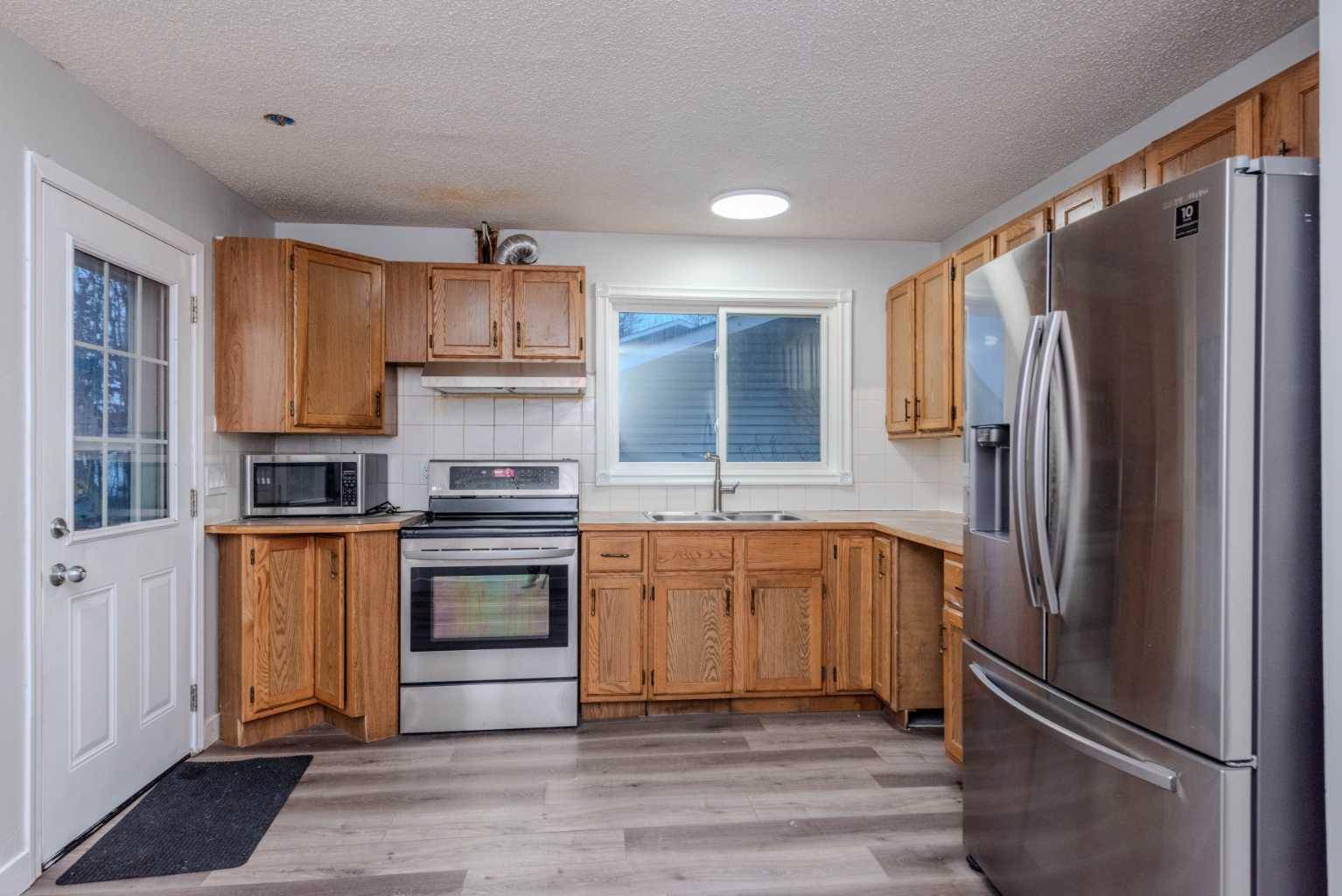 Calgary, AB T1Y 3R4,5516 Temple DR NE