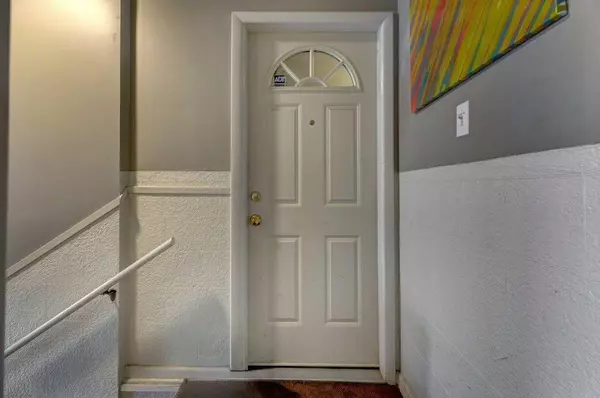 Calgary, AB T2S 1B1,203 43 AVE SW