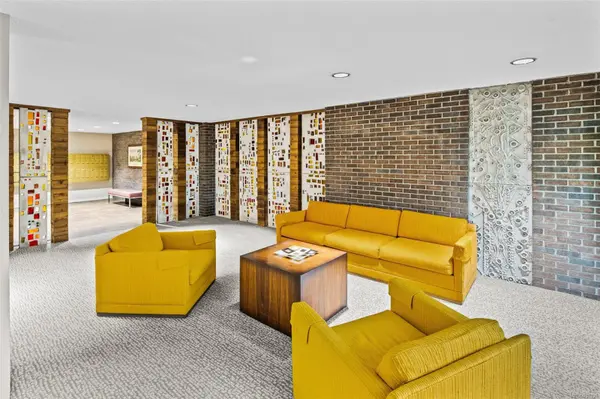 Victoria, BC V8S 3J6,1433 Faircliff Lane #416