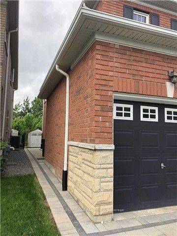 Brampton, ON L6P 1W5,21 Sorbonne DR