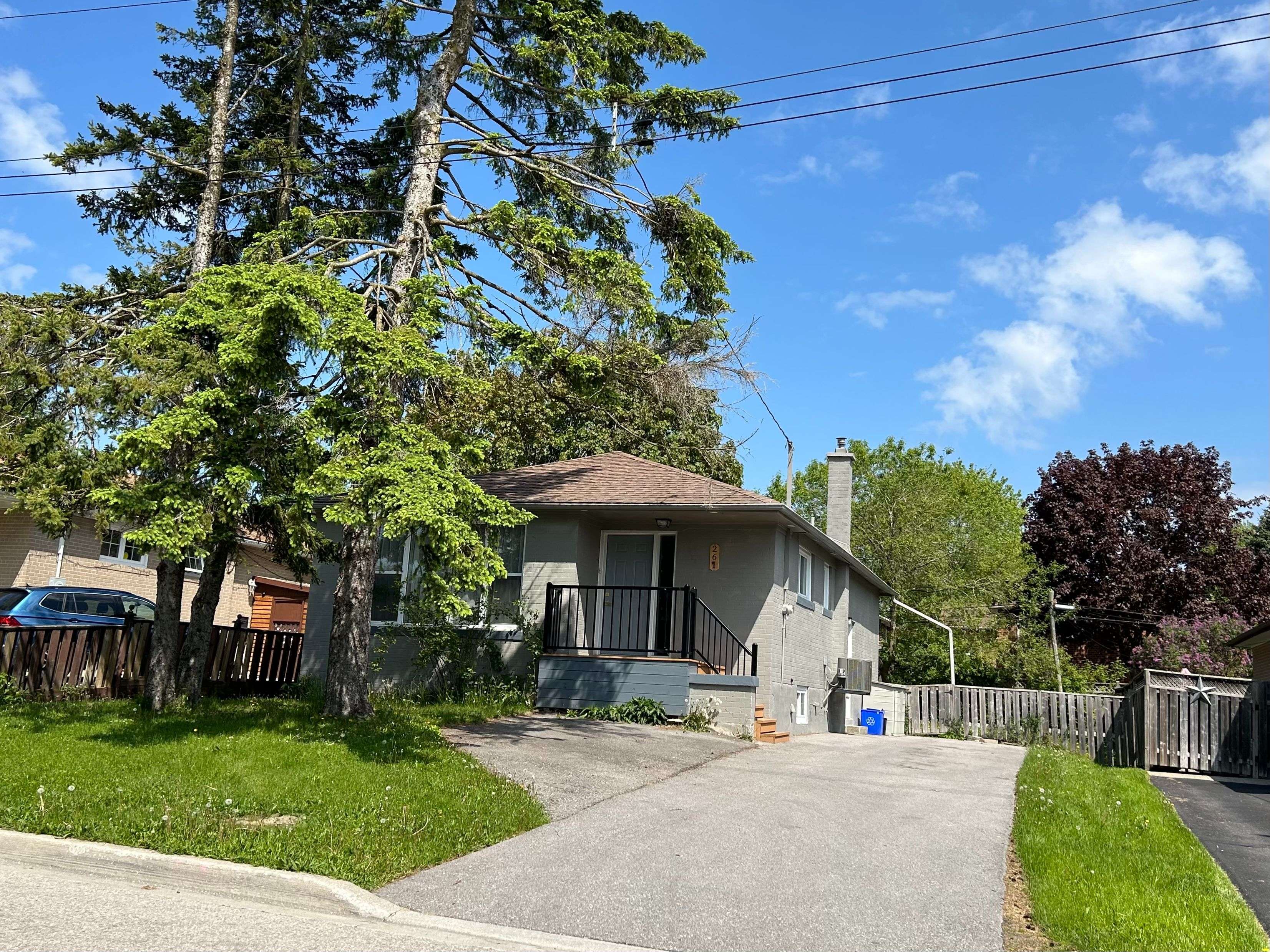 261 Silverbirch DR, Newmarket, ON L3Y 2Z6