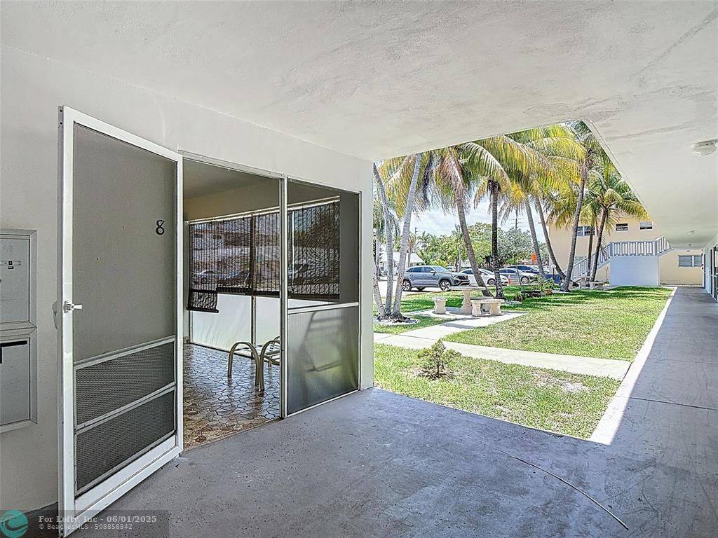 Hallandale Beach, FL 33009,705 NE 2nd St  #8