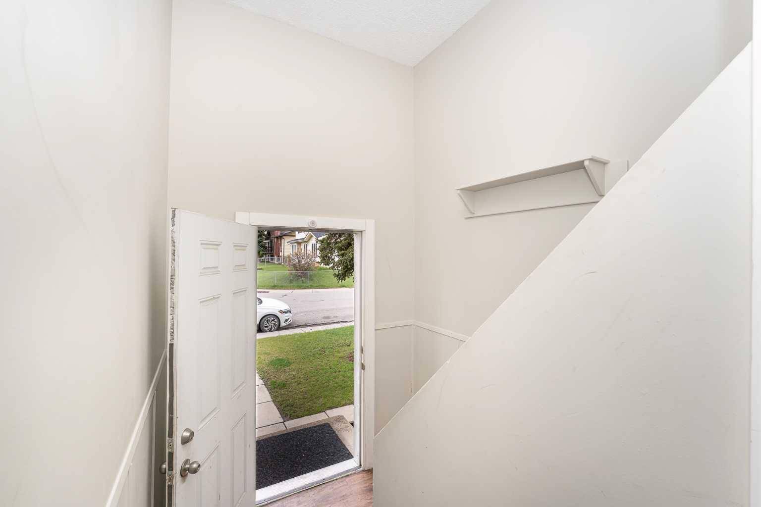 Calgary, AB T3J 1S8,212 Castlebrook WAY NE