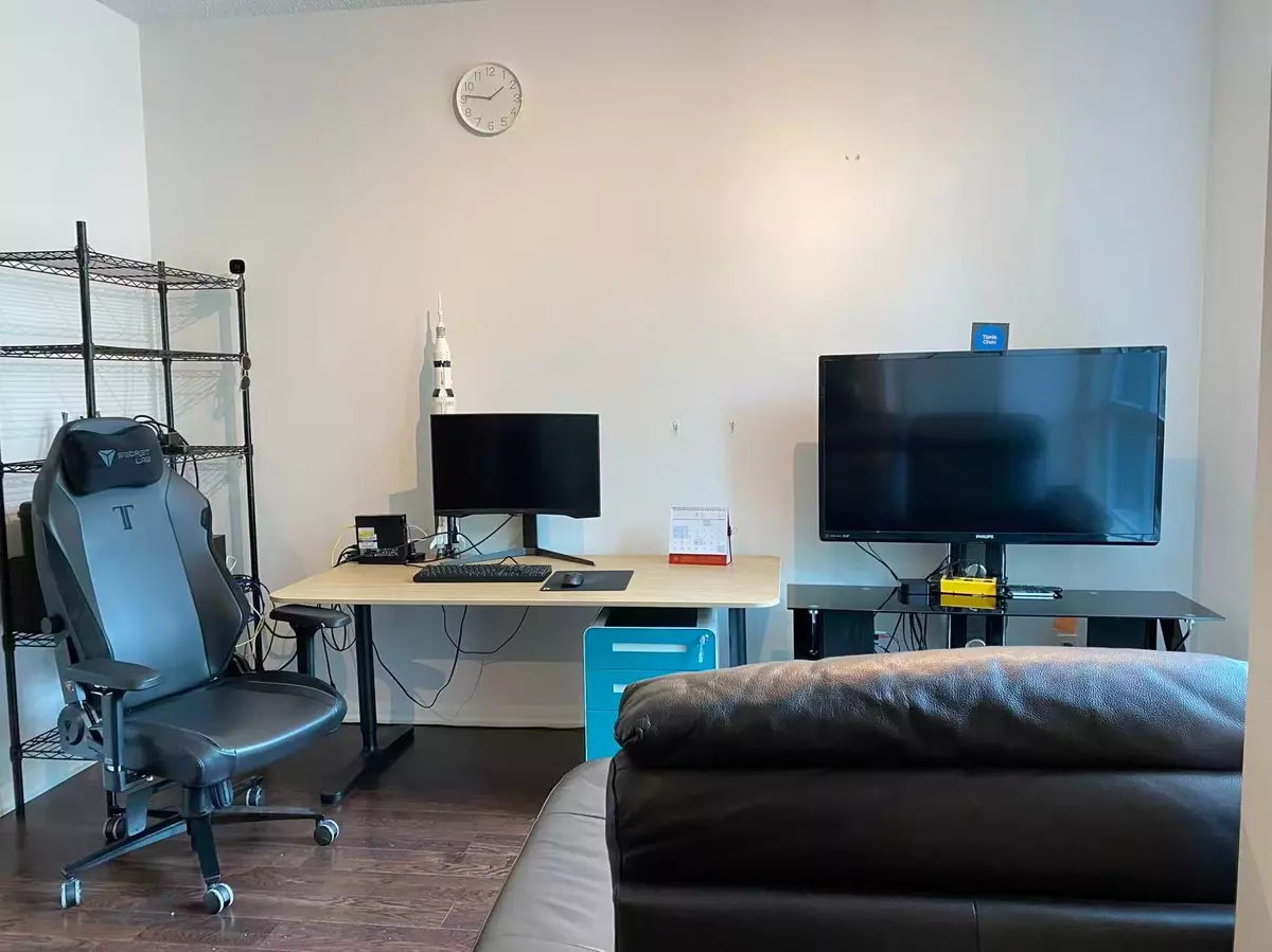Toronto C01, ON M5V 4A2,215 Fort York BLVD #213