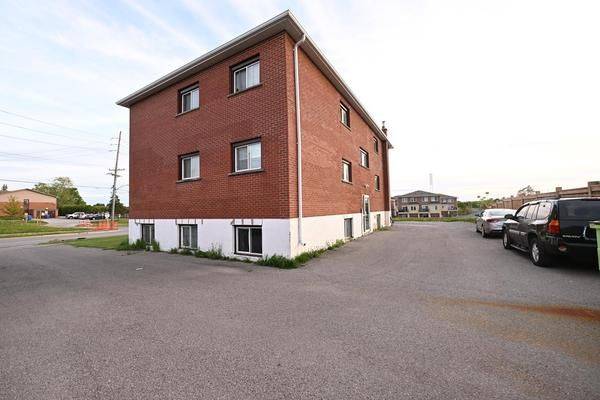 Oshawa, ON L1H 3E2,390 Dean AVE