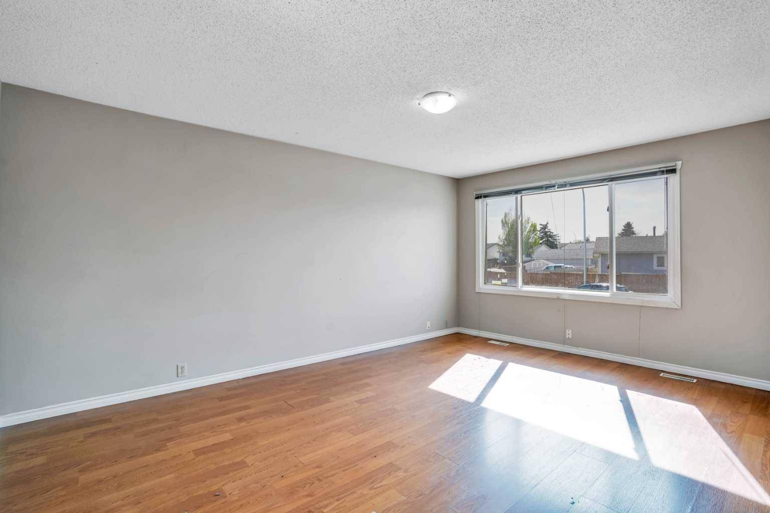 Calgary, AB T3J1V9,84 Faldale Close Northeast