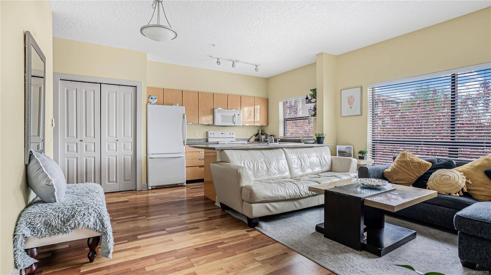 Saanich, BC V8X 2V5,870 Short St #312