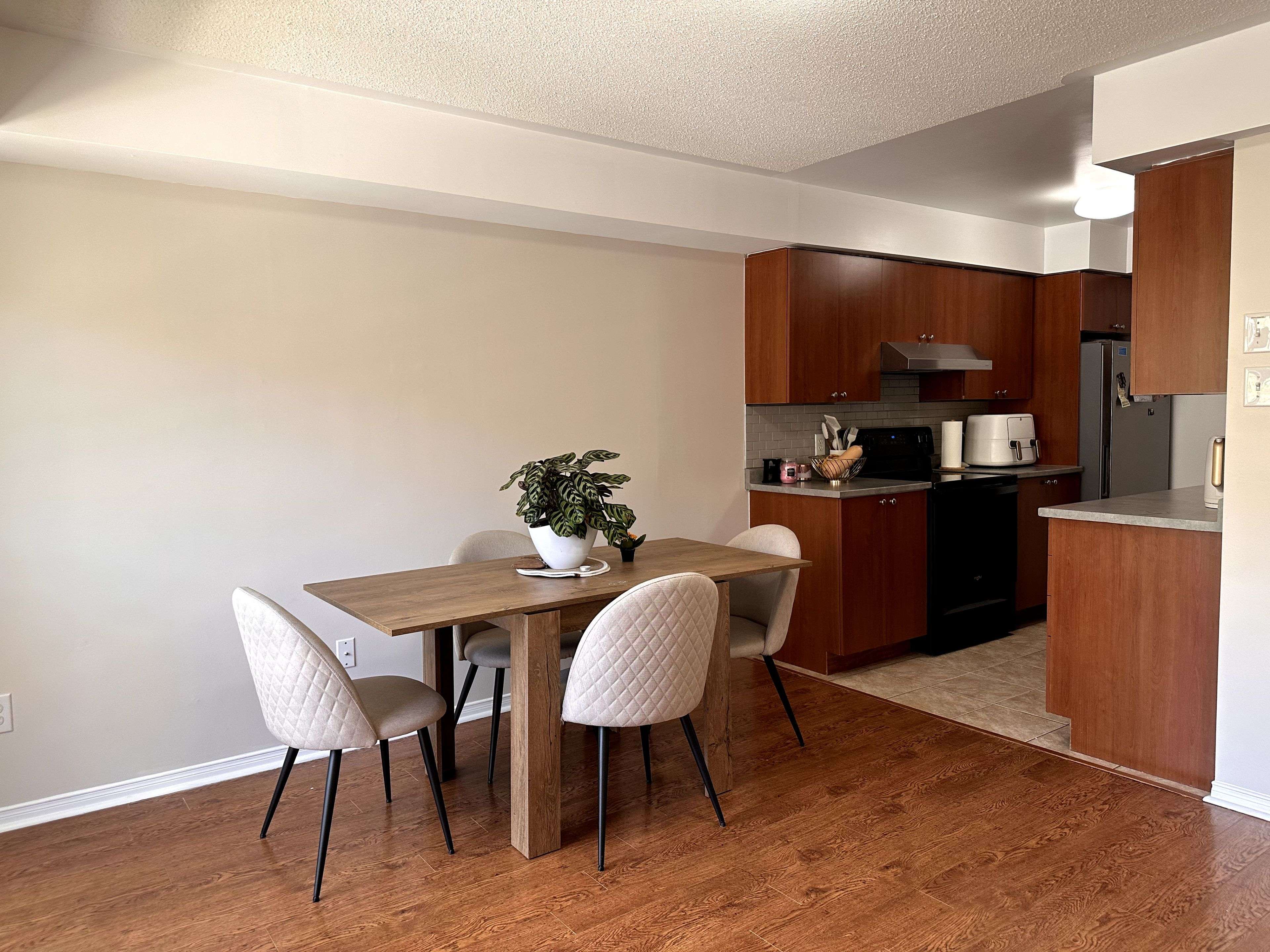 Mississauga, ON L5M 8C9,4975 Southampton DR #144