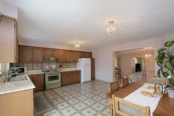 Toronto W04, ON M6L 1W8,409 Rustic RD