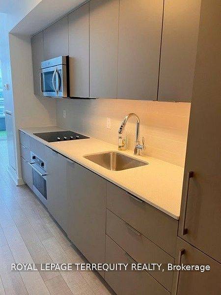 Toronto C01, ON M6K 0B3,5 Hanna AVE #723