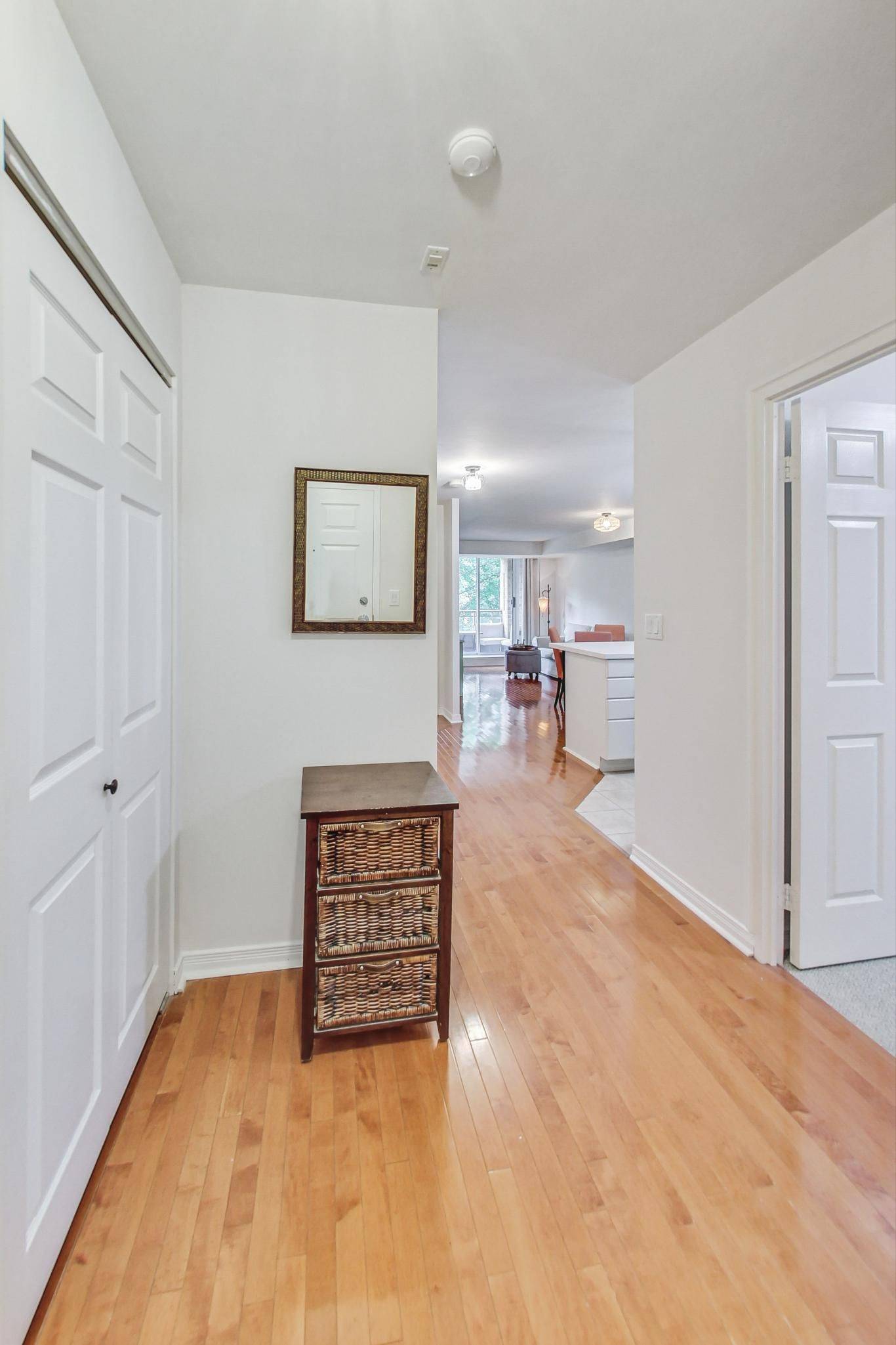 Toronto C10, ON M4S 3H4,245 Davisville AVE #207