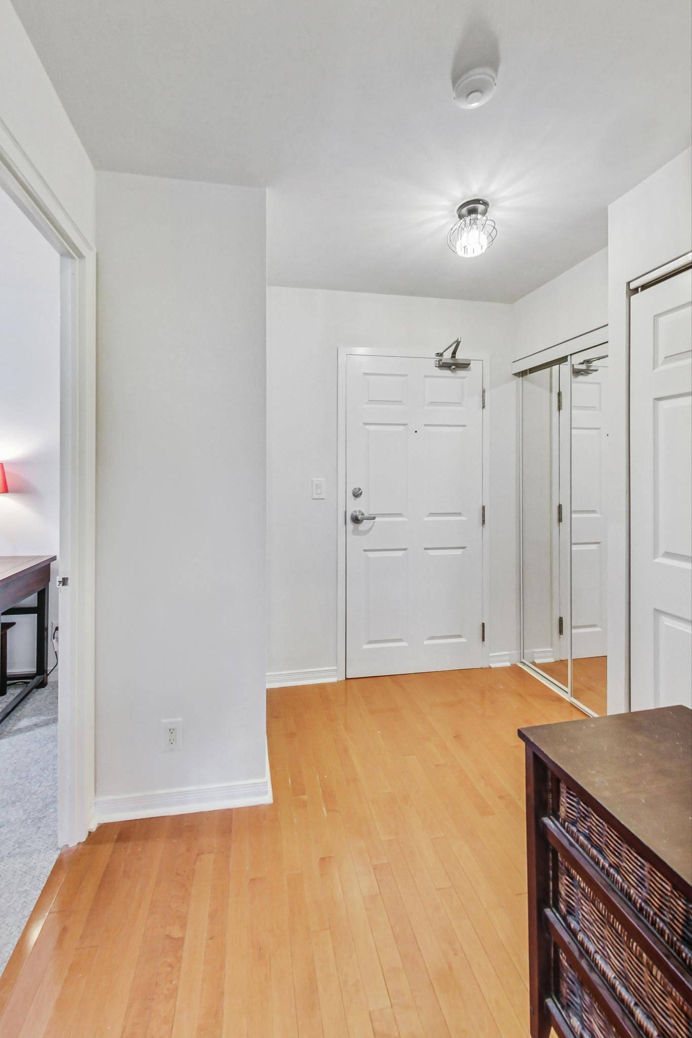 Toronto C10, ON M4S 3H4,245 Davisville AVE #207