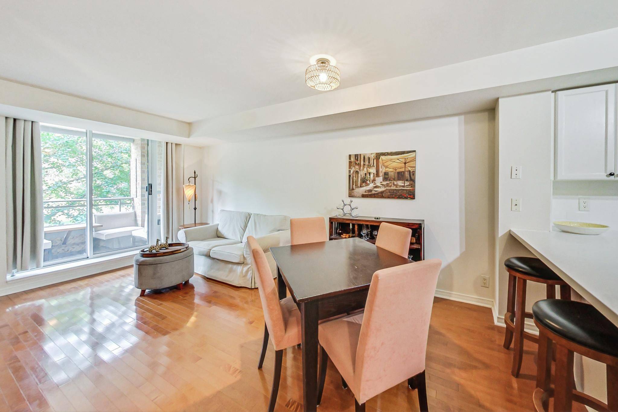 Toronto C10, ON M4S 3H4,245 Davisville AVE #207
