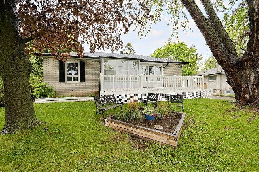 Whitby, ON L1N 5K7,925 Annes ST