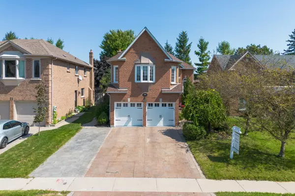 19 Grand Forest DR, Barrie, ON L4N 7E7