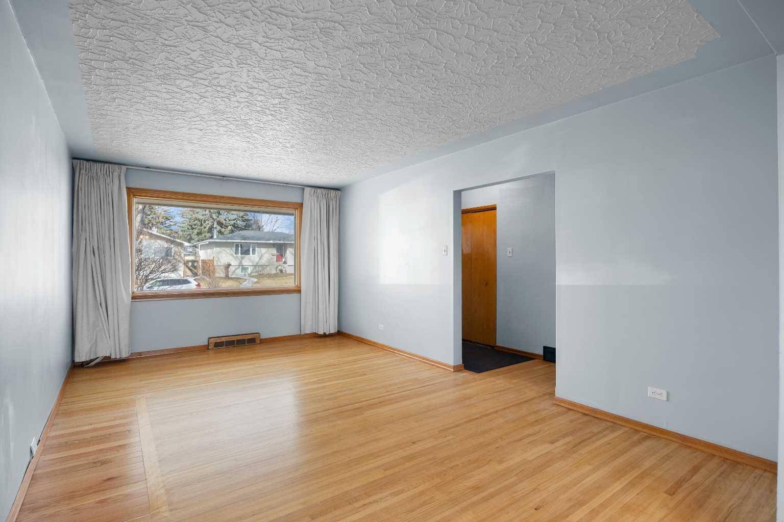 Calgary, AB T2K 2Y5,5620 Buckthorn RD Northwest