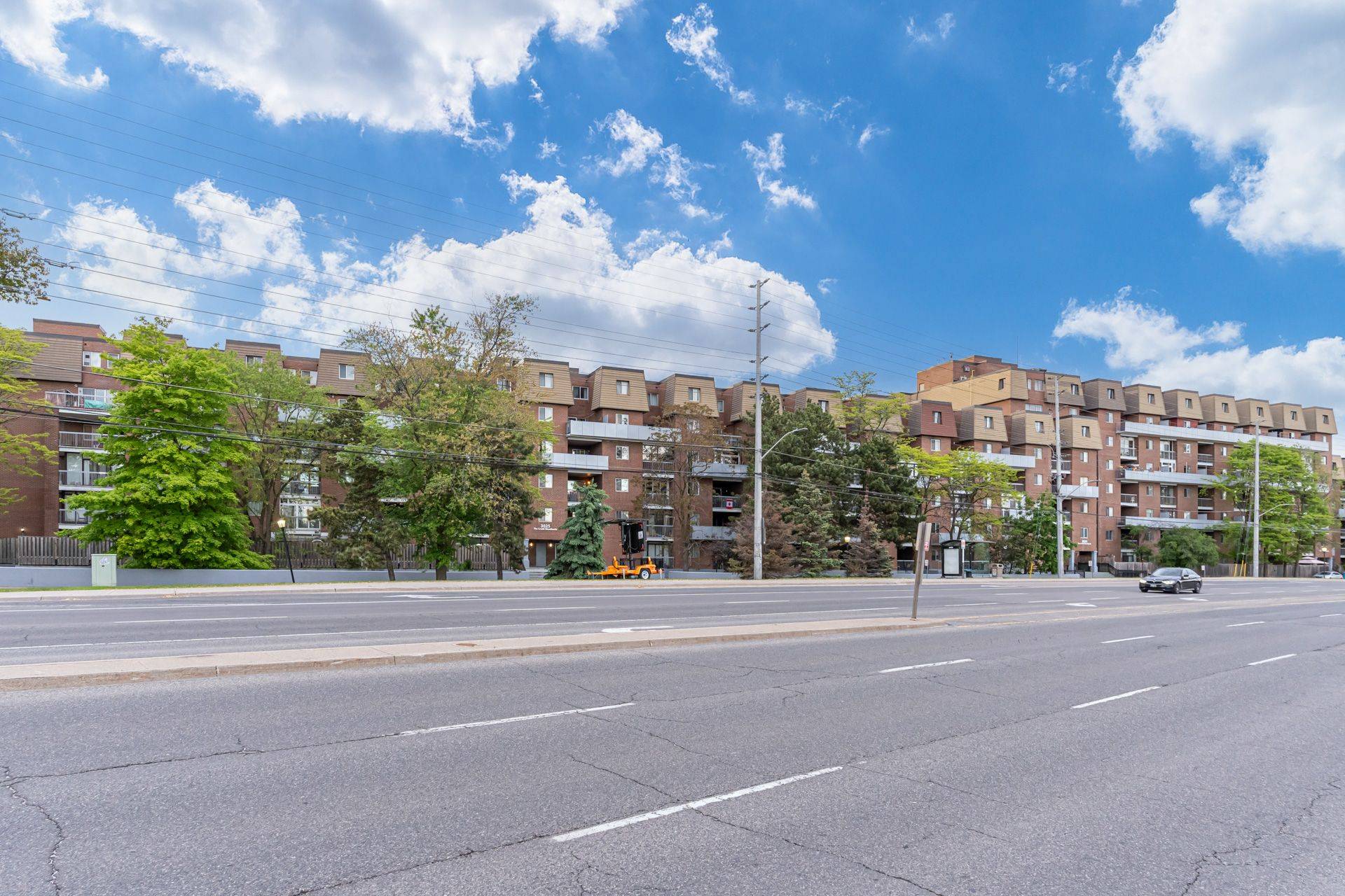Mississauga, ON L5C 2V3,3025 The Credit Woodlands N/A #149