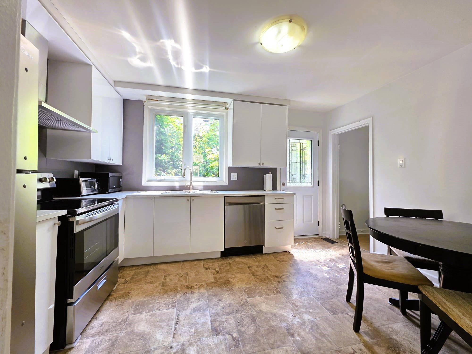 Toronto C13, ON M3A 2Z4,12 Lacewood CRES