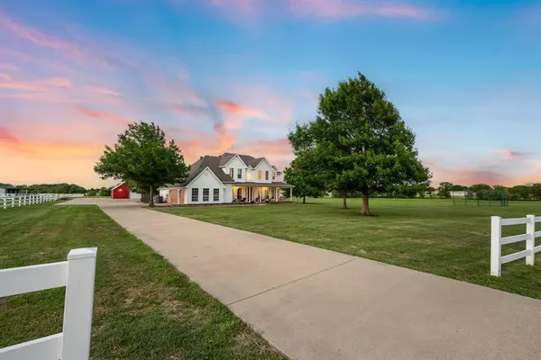 1008 Creek Hollow Lane, Fort Worth, TX 76131